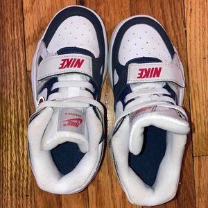 Nike trainer III sneakers toddlers size 9c unisex, girls, boys